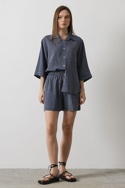 Trendyol Collection Námořnické modré elastické proužkované mini šortky a bermudy TWOSS25SR00038
