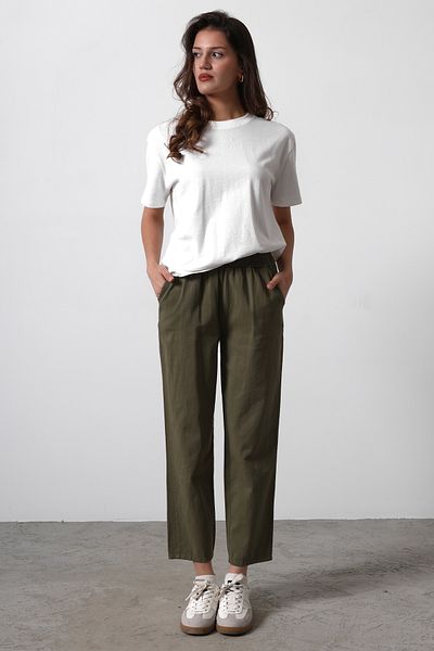 Trendyol Collection Khakifarbene Hose aus Gabardine-Baumwolle mit elastischem Bund TWOSS25PL00036