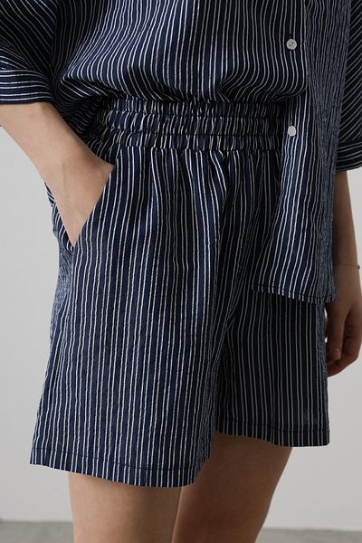 Trendyol Collection Námořnické modré elastické proužkované mini šortky a bermudy TWOSS25SR00038