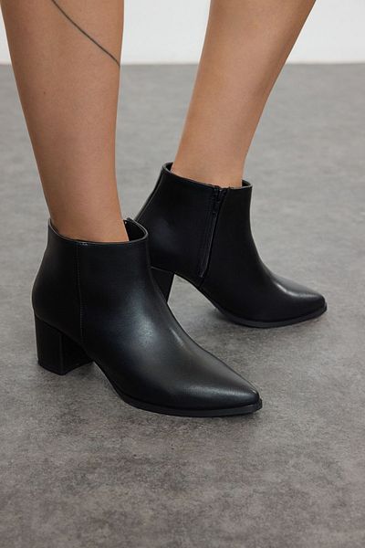 TRENDYOL SHOES Schwarze Damen-Stiefeletten mit Blockabsatz – Reißverschluss TAKAW25BO00010