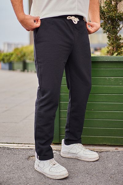 Trendyol Collection Czarne, teksturowane spodnie dresowe z podwójną nogawką z pikowanego materiału - krój regularny TMNAW25EA00011