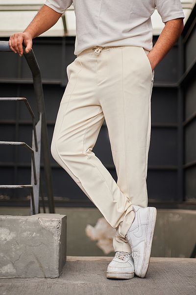 Trendyol Collection Ecru strukturierte Sweatpants - Normaler Schnitt, Nähte TMNAW25EA00000