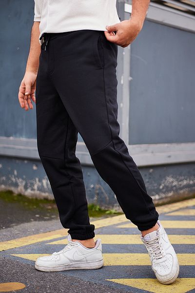 Trendyol Collection Schwarze Sweatpants mit TExt Print DEtail - Regular Cut TMNAW25EA00003