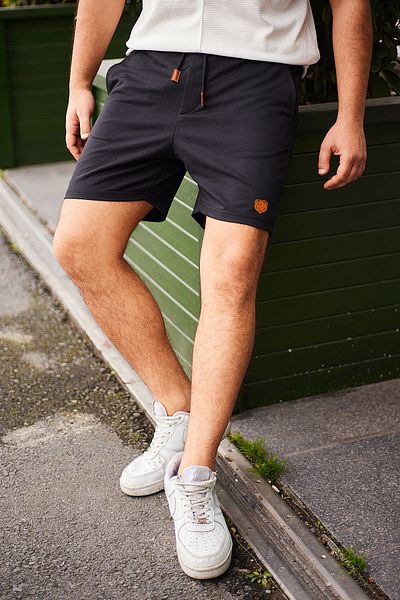 Trendyol Collection Černé šněrovací šortky s pravidelným/normálním střihem krátké délky PU Label s gumovým pasem TMNSS22SR0403