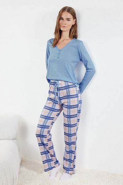 Trendyol Collection Blau kariertes Pyjama-Set aus 100 % Baumwolle – Schnürung und Knopfdetails THMAW25PT00004