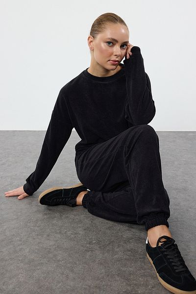 Trendyol Collection Bequemes schwarzes Set aus Trainingsanzug und Handtuch aus Strick - TWOAW22EM0138