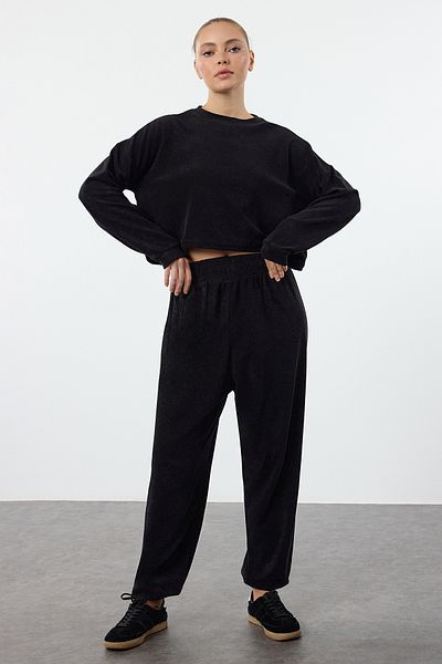 Trendyol Collection Bequemes schwarzes Set aus Trainingsanzug und Handtuch aus Strick - TWOAW22EM0138