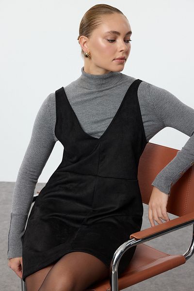 Trendyol Collection Schwarzes Mini-Strickkleid aus Wildleder mit V-Ausschnitt - TWOAW24EL00543