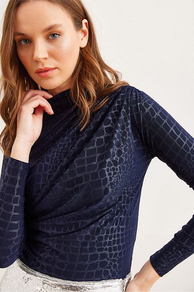 Olalook Γυναικεία μπλούζα Crocodile Navy Blue Drape Λεπτομερής μπλούζα με λαιμόκοψη BLZ- 19002807