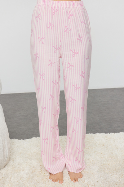 Trendyol Collection Hellrosa Pyjama-Set aus gewebter Viskose mit Schleife/Schleife THMAW21PT0936