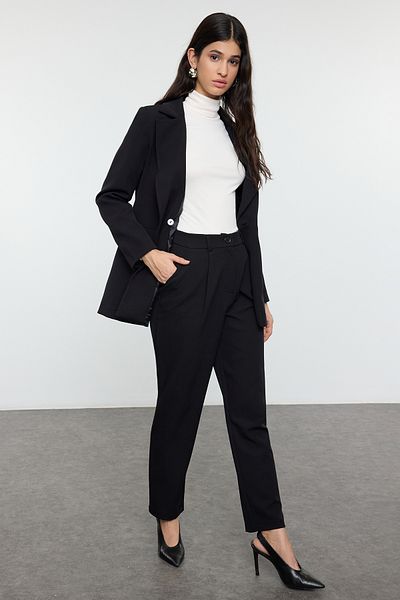 Trendyol Modest Schwarze, detaillierte, gefütterte Crêpe-Jacke-Hose, gewebtes Oberteil-Set TCTSS23US00044
