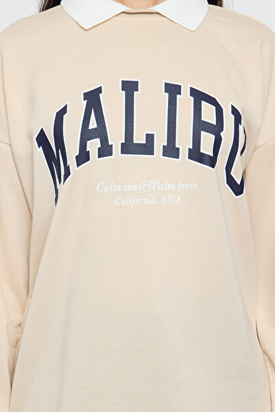 Trendyol Modest Beige gestricktes Sweatshirt mit Polokragen-Stickerei – TCTAW23TW00083