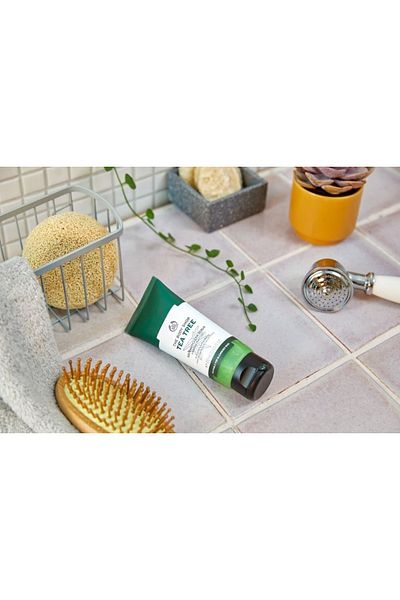 THE BODY SHOP Tea Tree Oil - Daily Facial Cleansing Scrub, Squeaky-Clean Scrub