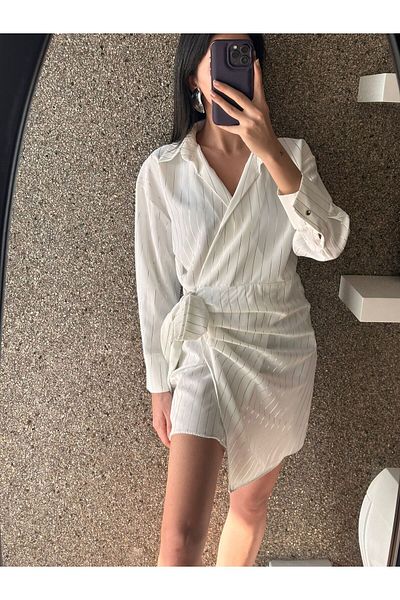 EGZOTİK ASORTİK Γυαλιστερό ριγέ σατέν φόρεμα με δέσιμο στο πλάι