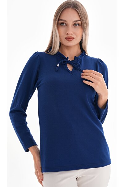 DEVRİMAY TEKSTİL بلوزة نسائية من الكريب الليكرا ذات الياقة المكشكشة باللون الأزرق الداكن