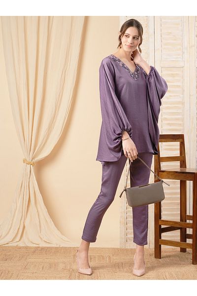 Mish By Styli طقم مكون من بلوزة مطرزة بأكمام كيمونو ورقبة على شكل حرف V وبنطلون سادة