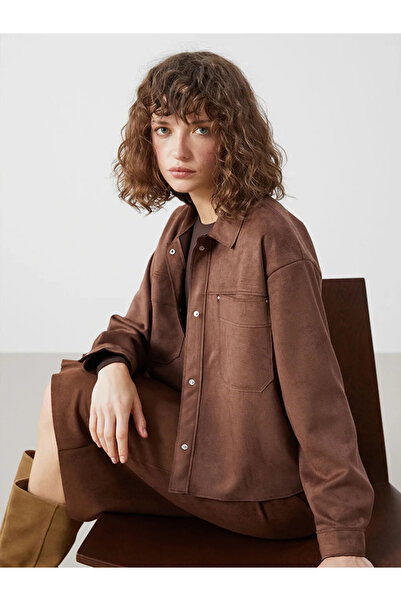 LC Waikiki سترة نسائية ذات مظهر من الجلد السويدي بياقة قميص