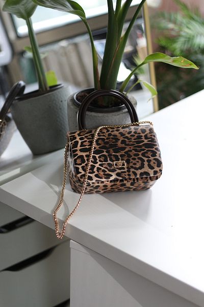 Moom Bag Geantă de umăr cu mâner din piele moale leopard pentru femei