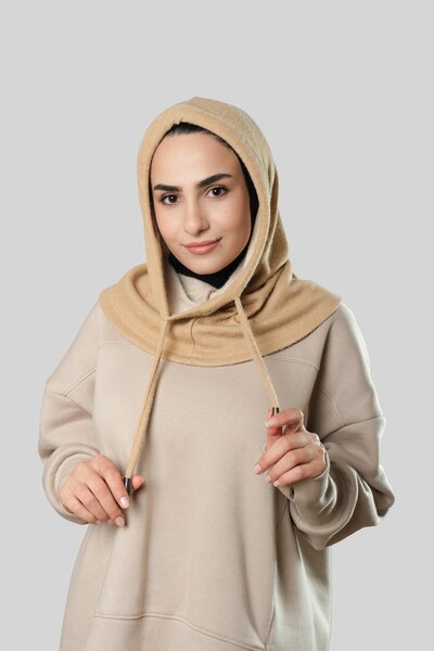 HÜRREMBONE SARAYDAN GELEN GÜZELLİK Бежева балаклава з бахромою, капюшоном і к...