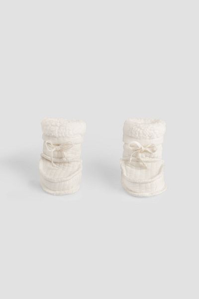 Little Gusto Wellsoft Quilted Ecru Baby Booties