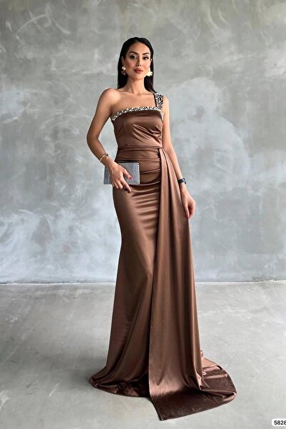 Deafox Rochie de seară din satin maro maxi cu trenă cu detalii în piatră