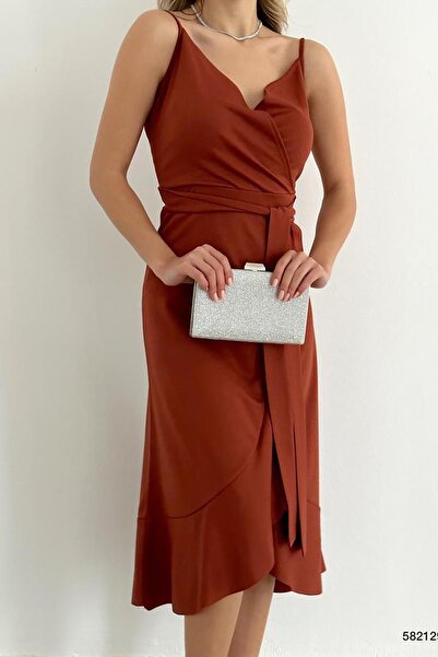 Deafox Sukienka z paskiem i falbaną w ceglastym kolorze. Długość midi