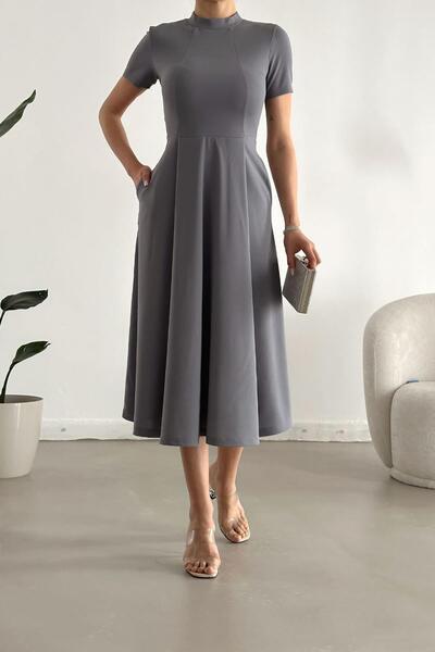 Deafox Šedé šaty z krepové látky s krátkým rukávem a kapsou