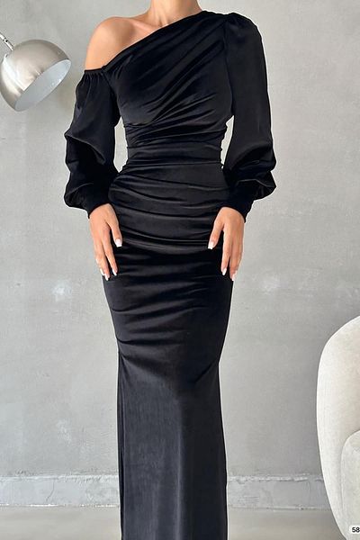 Deafox Schwarzes One-Shoulder-Sleeve-Maxikleid aus Samt mit offenem Detail und langen Ärmeln