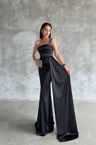 Deafox Schwarzes Abendkleid in Maxilänge aus Satinstoff mit Steindetail