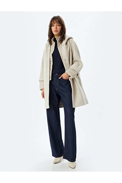 Koton Extra Quilted Cashmere Coat - με κουκούλα, λεπτομέρεια εσωτερικής ενδυμασίας και τσέπες με κουμπιά