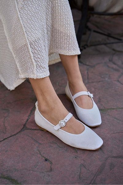 Madamra Ballerinas aus beigem Samt mit stumpfer Zehenpartie und einem Riemen für Damen
