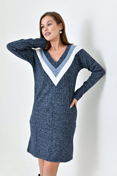 ubmbutik Елегантність та витонченість у трикотажі: сукня середньої довжини з V-подібним вирізом та ганчірками