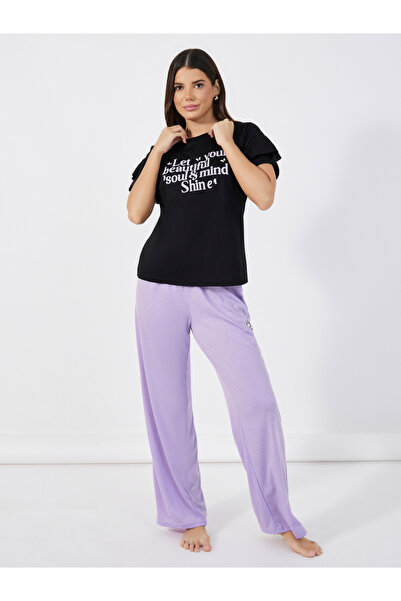 Styli طقم بيجامة مكون من تي شيرت وبنطلون بأكمام مكشكشة وطبعة شعار