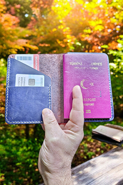 Leather غطاء جواز سفر مصنوع يدويًا من الجلد الطبيعي باللون الأزرق الداكن من C...