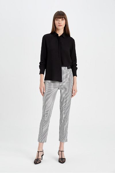 DeFacto Zigaretten-Satin-Hose mit Muster, reguläre Taille, elastische Taille, gerades Bein J8741AZ24WN