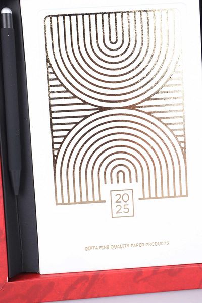 DEKOMUS EXCLUSIVE SHINE 2025 - Κουτί με 2 και Σετ στυλό, ημερολόγιο 13x21 cm