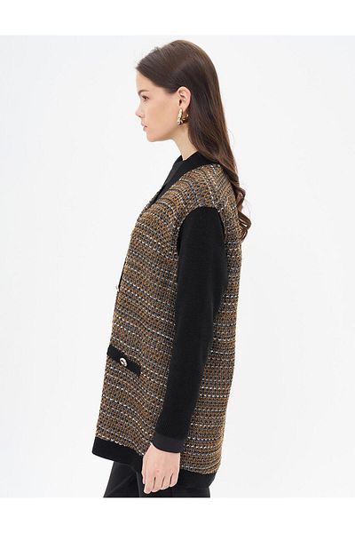 Kayra Ζακέτα Camel Knitwear - Λεπτομέρεια με χρυσό κουμπί