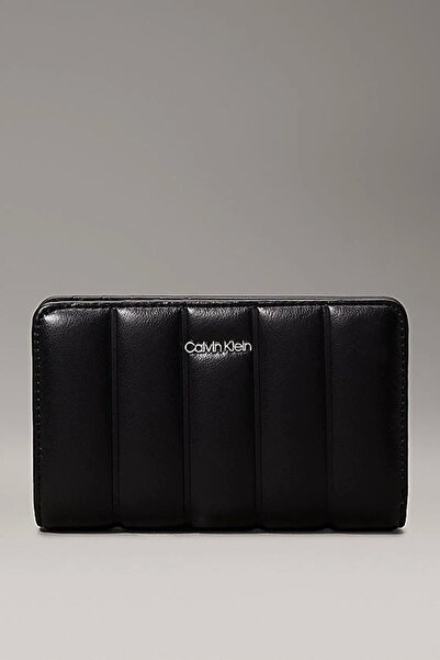 Calvin Klein محفظة نسائية سوداء مبطنة بطبقتين باللون الأسود