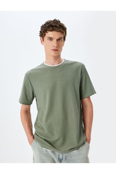 Koton Strukturiertes, kurzärmliges, schmal geschnittenes T-Shirt aus Baumwollmischung mit Rundhalsausschnitt und Revers