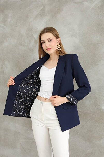 Nilo سترة نسائية بدون أزرار وجيب مبطنة بنقشة الفهد وأكمام قابلة للطي