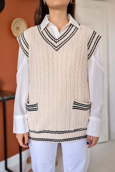 Elbee Fashion Woman V-Neck Insignia