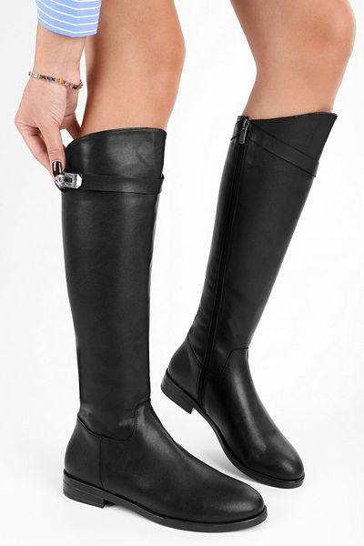 Shoeberry Damen-Stiefel Meroni aus schwarzem Leder mit Schnalle. Schwarzes Leder