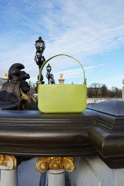 Housebags Дамска чанта багет с неонова зелена катарама и регулируема презрамка 208