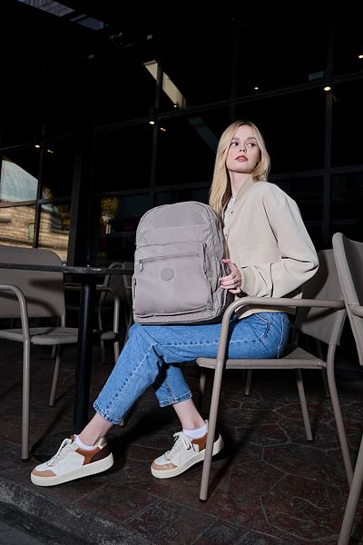 YOGII Unisex Pose Model Laptop Backpack - Κομψή ποιότητα, αδιάβροχο, VIP για το σχολείο και τα ταξίδια