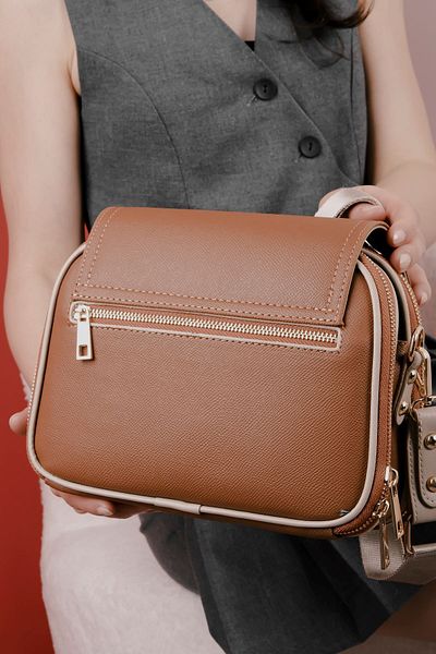 Lal Shoes & Bags Γυναικεία τσάντα χιαστί με καπάκι - Λεπτομέρεια ζώνης, μαύρισμα