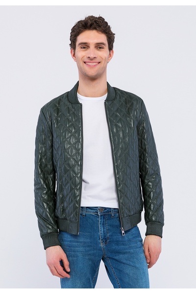 Basics&More سترة جلدية خضراء بقلنسوة للرجال