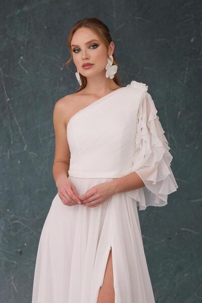 Carmen Beyaz Tek Kol Yırtmaçlı Şifon Dış Çekim Elbisesi