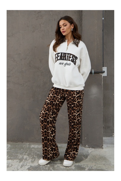 Elif Özbey Butik Бял пуловер с бродирана поло яка с леопардов принт