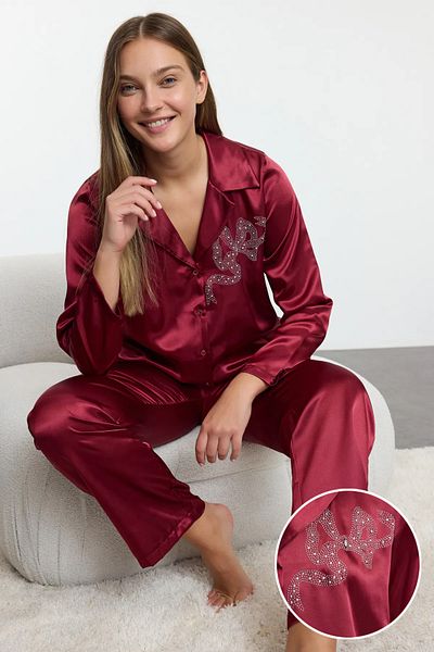 Trendyol Collection Satin Woven Burgundy Stone Ribbon Pyjama Set - Schleife Accessoire Detail THMAW25PT00048