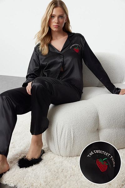 Trendyol Collection Set de pijamale cu broderie cu căpșuni negre țesute din satin - THMAW25PT00051